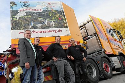 Oberbürgermeister Ruben Gehart freut sich mit dem Team von Auto Ehrig: Fahrer Frank Lauckner, Verkehrsleiter Sven Hähnert und Geschäftsführer Arne Ehrig (v. l.) über den neuen Tieflader. 