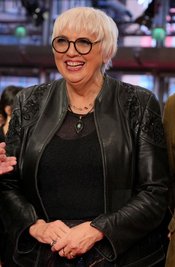 Politikerin Claudia Roth ist im neuen Format "Offene Gesellschaft" als Gesprächspartnerin zu Gast.