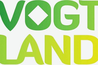 Das Vogtland-Logo wurde im Jahr 2013 als Wortbildmarke entwickelt.