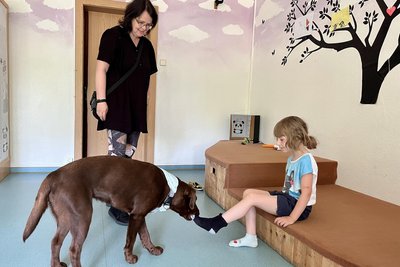 Kita-Hund Bella zieht den Kids auf Kommando sogar die Socken aus. Das ist ein Riesenspaß für die Kinder.