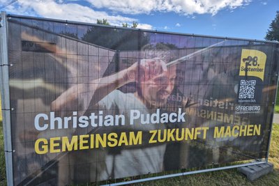 Auch diese Großwerbung in Freiberg wurde beschmiert.