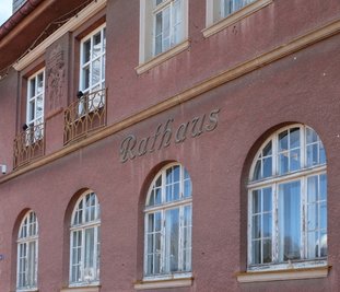Dach, Fassade und Fenster des alten Rathauses in Meinersdorf sollen demnächst saniert werden. Dafür fließt Geld vom Land.