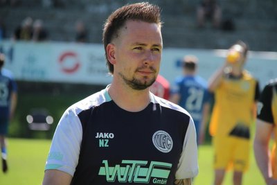 Das Foto zeigt Trainer Norman Zschach nach dem 4:2-Sieg des VFC Plauen im letzten Oberliga-Spiel der Saison 2025/26 in Bischofswerda.