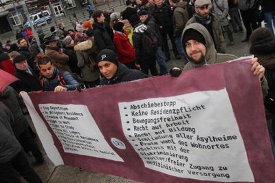 400 Menschen unterstützten am Samstag eine von Flüchtlingen angemeldete Demonstration am Theaterplatz.