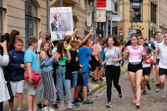 550 Schüler auf den Beinen: Das Gymnasium rockt Reichenbach - Runde um Runde drehten die Zwölftklässler durchs Zentrum.