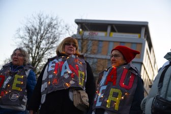 551 CDU-Fragen belasten Gespräche mit der SPD - Auch in Magdeburg demonstrierten Mitglieder der „Omas gegen rechts“ vor der CDU-Zentrale gegen den Kurs der Partei nach der Abstimmung mit der AfD im Bundestag.