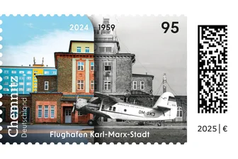 56 Jahre nach der Schließung: Flughafen Karl-Marx-Stadt erhält eigene Briefmarke - Die Briefmarke „Zeitreise Chemnitz“ zeigt den Flughafen Karl-Marx-Stadt in den Jahren 2024 und 1959.