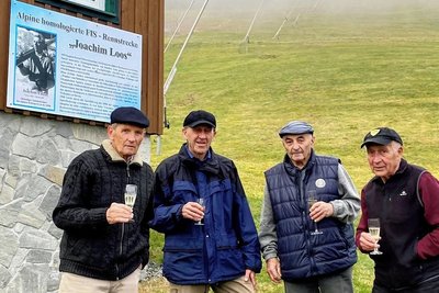 Die erfolgreichsten alpinen Skifahrer der DDR stießen auf ihren Trainer und die nach ihm benannte Rennstrecke am Fichtelberg an (v. l.): Peter Lützendorf, Karl Süß, Eberhard Riedel und Ernst Scherzer. 