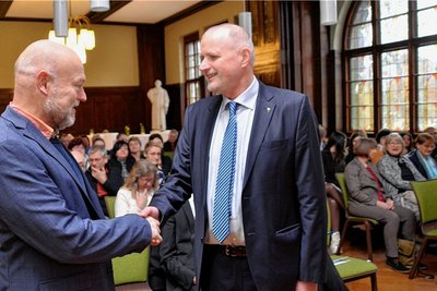 Ein Händedruck: Dr. Hartmut Denkewitz geht nach 31 Jahren in den Ruhestand. Der Diakonie-Vorstand wurde am Dienstag feierlich verabschiedet. Links im Bild: der CDU-Landtagsabgeordnete Andreas Heinz.