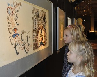 Die aktuelle Ausstellung bietet einen Vorgeschmack auf die geplante Dauerausstellung mit Werken von Regine Heinecke aus Bobenneukirchen. Lara Golder (links) und Nele-Merit Bauer schauen sich die Bilder an.