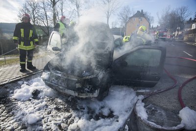 Wegen eines technischen Defekts stand am Dienstag ein Auto in Jöhstadt in Flammen