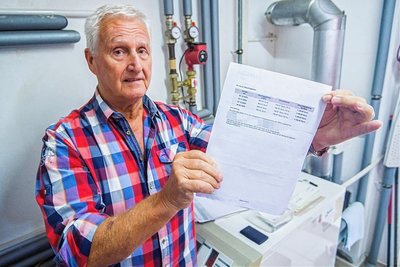 Hermann Rosenkranz zeigt im Heizungskeller seines Wohnhauses die horrende Abschlagsforderung. Ab Oktober sollte er monatlich mehr als 1100 Euro für Gas bezahlen. 