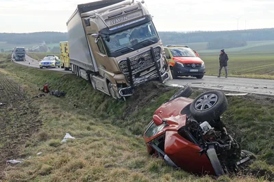 Am Mittwochvormittag ist es auf der Bundesstraße 101 in Großschirma zu einem schweren Unfall gekommen, bei dem eine 87-jährige Autofahrerin verstarb.