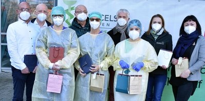 Spendenübergabe durch Vertreter der Chursachsen an das Corona-Team der Paracelsusklinik Adorf. 