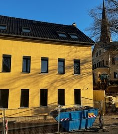 Statt mit bröckelndem grauen Putz versehen, strahlt das Haus an der Bahnhofstraße 33 in Hainichen jetzt frisch saniert in einem freundlichen Gelb. 