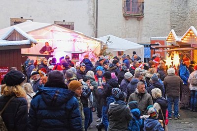 Zahlreiche Besucher sah die auf einen Tag reduzierte Burgweihnacht auf dem Mylauer Burghof. 