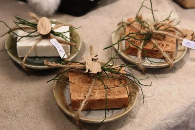 Von Madlen getöpferte Schalen, dazu die auf Grundlage von Rinderfett der eigenen Tiere hergestellten Seifen, kreativ kombiniert.
