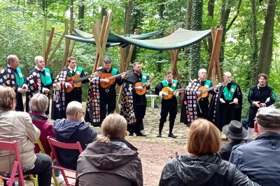 Spanische Balladen klangen am Sonntag durch den Rittergutpark Ehrenberg.