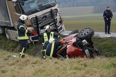 Ersthelfer hatten die Fahrerin aus dem Auto befreit. Feuerwehr und Rettungsdienst leiteten umgehend Reanimationsmaßnahmen ein, doch die Frau verstarb noch am Unfallort.