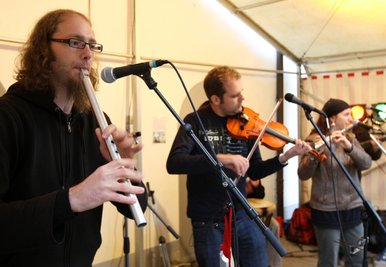 
              <p class="artikelinhalt">Dizzy Spell sorgten bei der Whiskynacht am Mittwoch im Schlosshof für den guten Ton. </p>
            