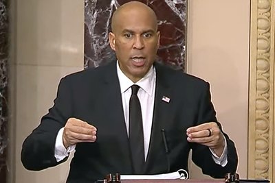 Einen Tag, eine Stunde und fünf Minuten lang spricht Senator Cory Booker ununterbrochen im Washingtoner Kongress – und kritisiert die Politik von US-Präsident Donald Trump.