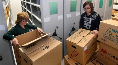Müssen bald keine Archivmaterialien mehr für den Umzug sortieren: Stadtarchivleiterin Angela Brehm und Praktikant Philipp Wagner.