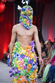 Dieses extra-extravagante Teddybären-Outfit von Marina Hoermanseder - das hier bei einer Fashion Show in Berlin gezeigt wurde - war auch in der aktuellen GNTM-Staffel zu sehen. 