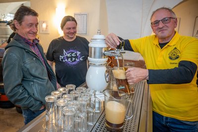 Verkostung von selbstgebrautem Bier: Thomas Friedemann am Zapfhahn.