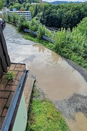Unmittelbar nach einem Regenguss wird die Pfütze vor dem Grundstück der Familie Oettel immer größer. 