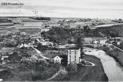 Diese Postkarte aus dem Jahr 1916 zeigt die Fickert-Mühle in Oberhaßlau. Im unteren Teil des Bildes ist der Bach zu sehen, der das verbrauchte Wasser zurück zur Mulde leitete. Er wurde bei Straßenbauarbeiten zugeschüttet. 