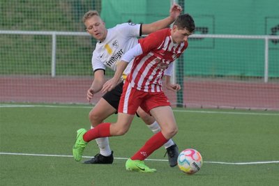 Auch der zurückgekehrte Kapitän Julius Christopher Otto, der hier den Stollberger Torjäger Nicolas Förster zu stoppen versucht, konnte die dritte Punktspielniederlage in Folge für den BSC nicht verhindern.