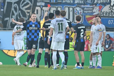Wolfsburg musste früh mit einem Mann weniger auskommen.