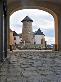Bildtext: Die Künstlerin hat sich in die Burg als Platz für ihr Lebenswerk verliebt. Erste Pläne für ein solches Museum gab es bereits 2005.
