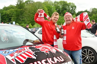 Michel und Peter Dietzel feuern ihren Verein an.