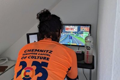 Die Teilnehmer am "European Peace Ride hybrid" sitzen auf einem Rad und werden über die Plattform Zwift in einen Avatar verwandelt. So können Menschen überall auf der Welt gemeinsam Radfahren. 
