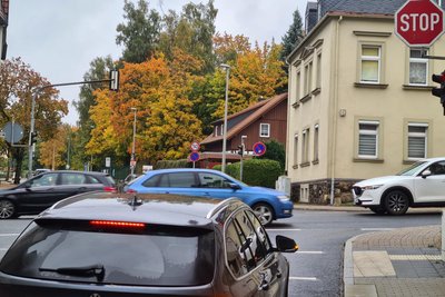 Nach Markierungsarbeiten ist die Schönlebestraße in Freiberg wieder frei. Achtung: An der Kreuzung mit der Frauensteiner Straße und der Peter-Schmohl-Straße steht jetzt ein Stoppzeichen.