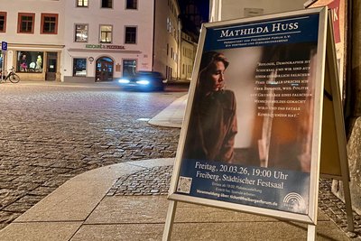Der Verein „Freiberger Forum“ verbot Bildaufnahmen beim Auftritt von Mathilda Huss im Städtischen Festsaal am 20. März. Den Vortrag stellte er anschließend selbst auf Youtube .