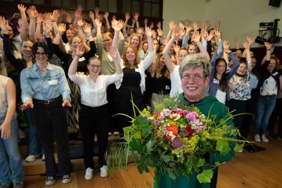 Blumen für ihr Lebenswerk: Chorleiterin Heike Fröhlich am Städtischen Gymnasium Mittweida.
