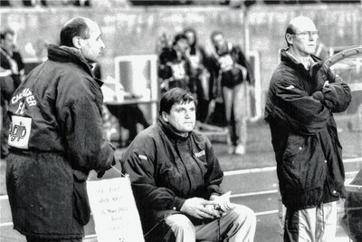 Mit versteinerter Miene: CFC-Trainer Hans Meyer (re.). 