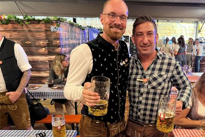 André und David feierten am vergangenen Freitag mit weiteren Freunden in Chemnitz Oktoberfest. Den Vergleich mit dem Original müsse Chemnitz nicht scheuen. In München sei es internationaler, aber dadurch auch unpersönlicher.