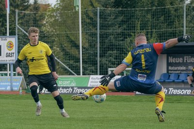 Pascal Claußnitzer (l.) scheitert in dieser Szene zwar am Lunzenauer Torwart Lenny Rauscher, erzielte zuvor aber bereits die Führung für die SCA-Kicker.