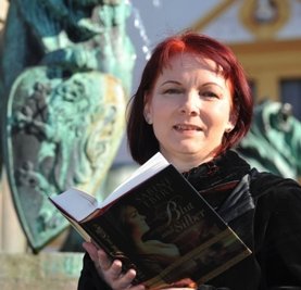 
              <p class="artikelinhalt">Sabine Ebert mit ihrem neuen Roman. </p>
            