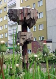 Der von Bildhauer Gottfried Kohl und Architekt Volker Benedix anlässlich der 800-Jahr-Feier von Freiberg geschaffene Kristallbrunnen neben den Hochhäusern an der Chemnitzer Straße sorgte schon immer für Diskussionen.
