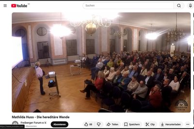 Szene aus dem Videomitschnitt: Mathilda Huss bei ihrem umstrittenen Vortrag im Freiberger Festsaal am 20. März. Das Video dient auch als Grundlage für die Strafanzeige.