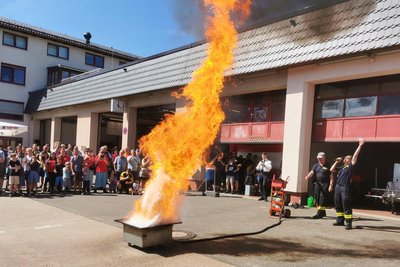 Als bei einer Schauvorführung die Flammen meterhoch in den Himmel schlagen, zücken viele Besucher ihre Handys. Die Demonstration zählt zu den Höhepunkten des Tags der offenen Tür der Chemnitzer Feuerwehr.