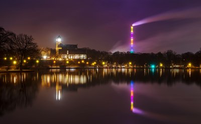 Nachdem im vergangenen Jahr die Farbe Himmelblau erneuert wurde, ist nun der signalviolette Bereich des Chemnitzer Schornsteins an der Reihe.