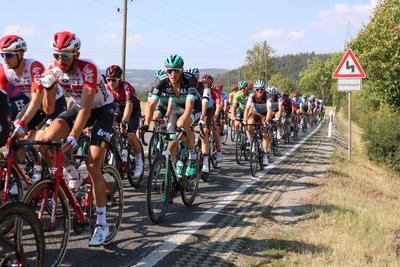 Im Peloton befand sich auch der gebürtige Zschopauer Marcus Burghardt (Mitte, Team Bora Hansgrohe).