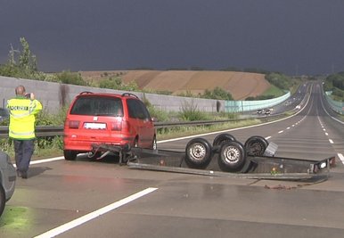 Der Anhänger eines Autos hat sich am Sonntag auf der A4 überschlagen. Die Autobahn musste eine Stunden lang gesperrt werden.