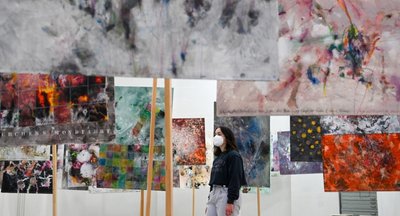 Arbeiten des Burkhardtsdorfer Künstlers Raimund Friedrichs auf Papier werden in der Galerie des Weltecho wie Wäsche auf Leinen gehängt. 