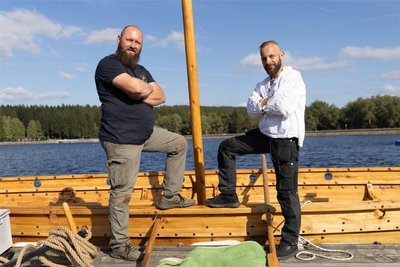 Torsten Schönherr und Ronny Neubert (rechts) sind im Schiffsnamen Toron, entstanden aus ihren Vornamen, verewigt. Die Clique der beiden baute dreieinhalb Jahre am Schiff. Im Winter sind weitere Arbeiten geplant.
